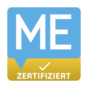Reduziertes InfluenceME Logo mit goldenem Zusatz "Zertifiziert" und einem Haken